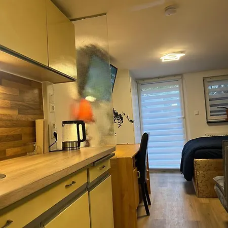 Souterrain-apartment Appartement *